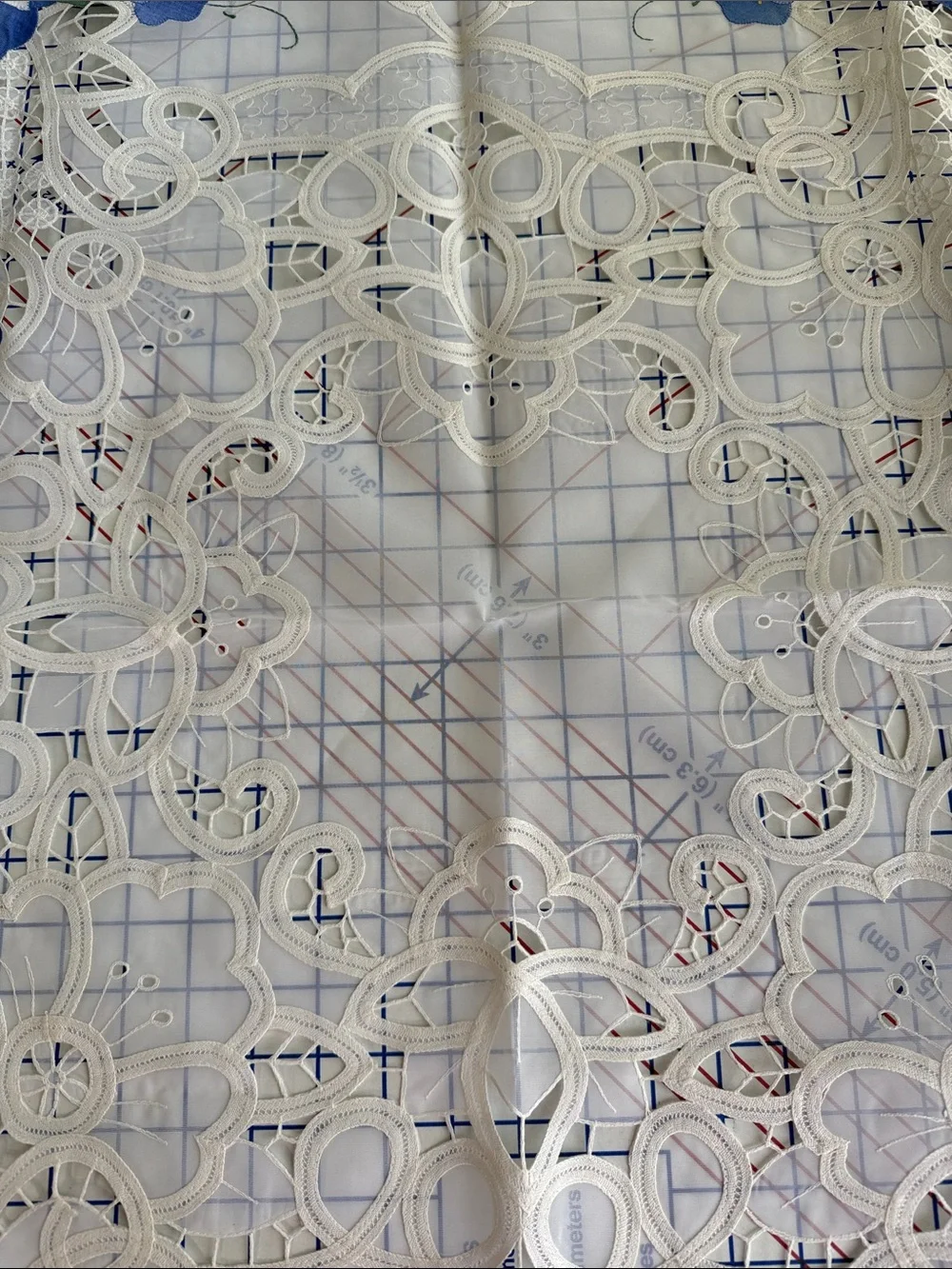 Vintage Appliqué Floral Tablecloth & 3 Napkins Cutwork Lace 1970s 4 Pc Set